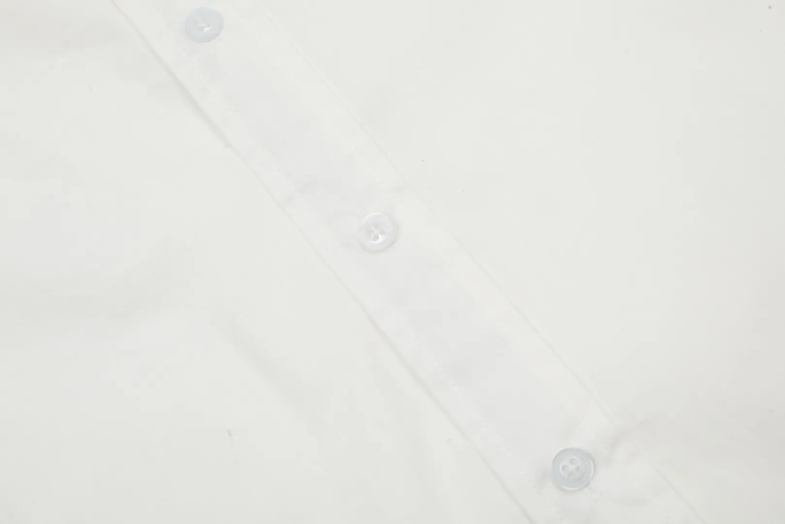 VIVI122#Same style for men and women" vivienne west wood Queen Mother Vivian Unisex style Casual suit style design shirt with metallic finishing touch on the cuffs Folding design of sleeves with high workmanship Double pressed seam patch design on the hem The upper body has a stylish design sense The white background picture details display effect is average The real texture quality far exceeds the picture The 3 colors are very versatile Color: Dark blue Black White Size: S M L